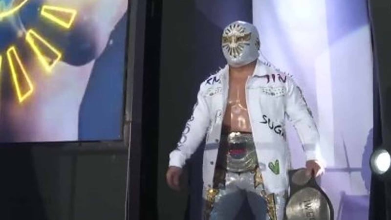 Místico comanda a la victoria a Titán en la Arena México con todo y chamarra de BTS