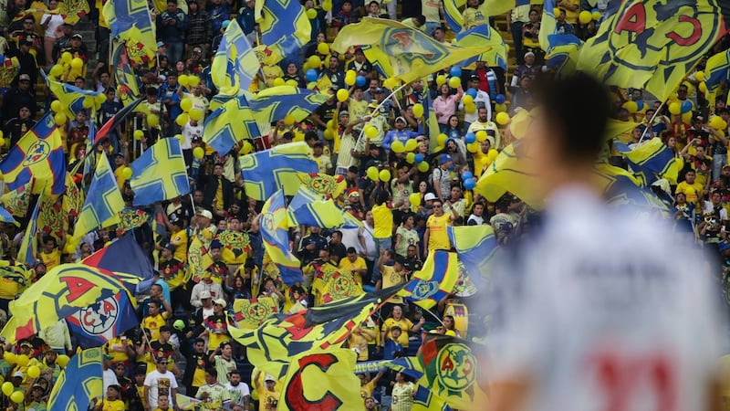 Barras del América olvidan riñas y se unen para anular a afición de Pumas en el Estadio Banorte