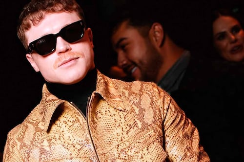 Canelo Álvarez presume outfit carísimo como invitado en el París Fashion Week 2026