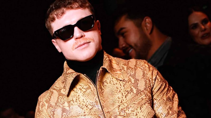 Canelo Álvarez presume outfit carísimo como invitado en el París Fashion Week 2026