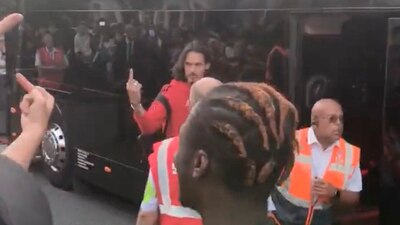 Cavani respondió a los insultos de los aficionados.