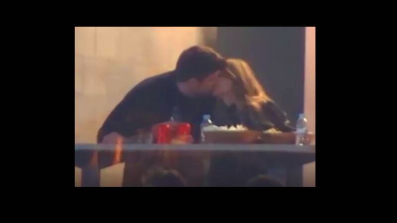 ¡Unos ‘besuaves’ en el palco! Gerard Piqué y Clara Chía derraman miel en el Andorra vs Badalona (VIDEO)