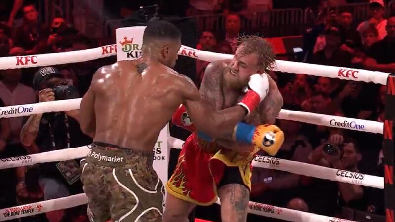 En DESLUCIDA pelea, Anthony Joshua derrota por KO a Jake Paul, quien se cansó de ir a la lona (VIDEO)