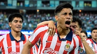 Esta vez no hubo milagro ni chilena; Chivas ganó 2-0 al América en el Clásico amistoso en Oakland