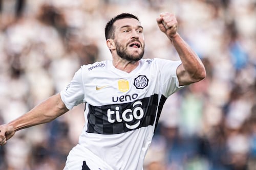 ¡Tim Payne metió golazo en su debut! El jugador viral del Mundial se estrenó con Olimpia