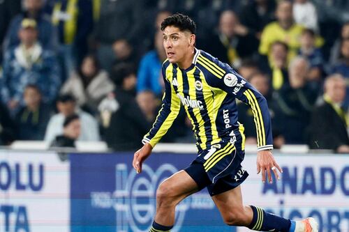 Edson Álvarez fue suplente en caída del Fenerbahce ante Aston Villa, en medio de rumores de salida