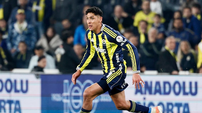 Edson Álvarez fue suplente en caída del Fenerbahce ante Aston Villa, en medio de rumores de salida