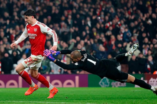 Kai Havertz anota en triunfo del Arsenal y se burla de Chelsea, su ex equipo, señalando el escudo (VIDEO)
