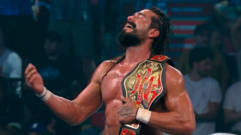 ¡Consigue el oro! Andrade El Ídolo derrota a Mark Davis para convertirse en Campeón Nacional