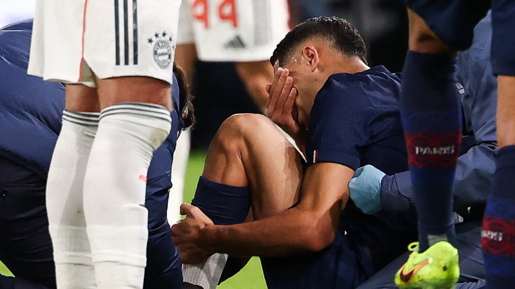 Hakimi salió LLORANDO! Luis Díaz se fue expulsado tras GRAVE entrada sobre el jugador del PSG (VIDEO) – Fox Sports