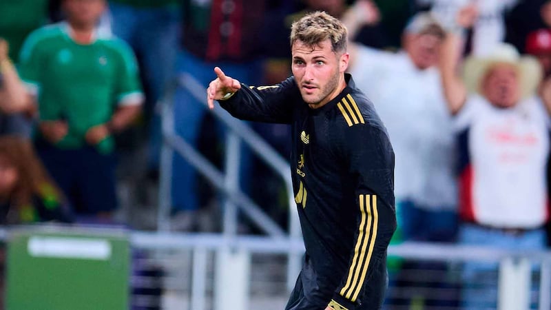 Agente de Santiago Gimenez asegura: ‘No me sorprende que clubes de la Premier se interesen en él’