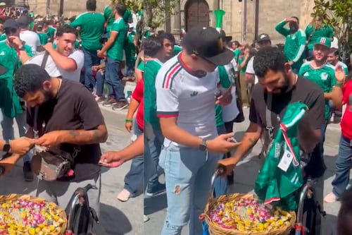 Mexicanos regalan jersey a vendedor discapacitado y arman cooperacha para ayudarlo (VIDEO)