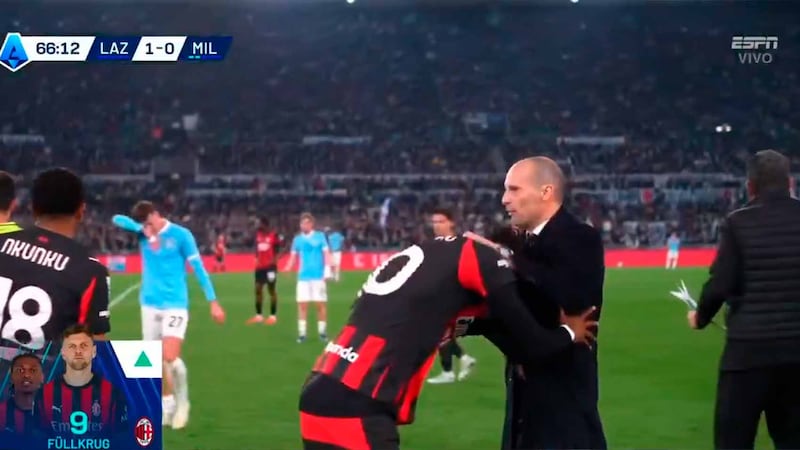 Rafael Leao empuja a su técnico Allegri tras salir de cambio en juego del AC Milan (VIDEO)