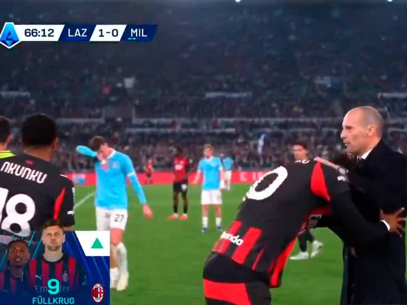 Rafael Leao empuja a su técnico Allegri tras salir de cambio en juego del AC Milan (VIDEO)