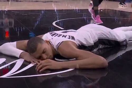 Víctor Wembanyama sufre brutal golpe en la cara en juego de los San Antonio Spurs (VIDEO)