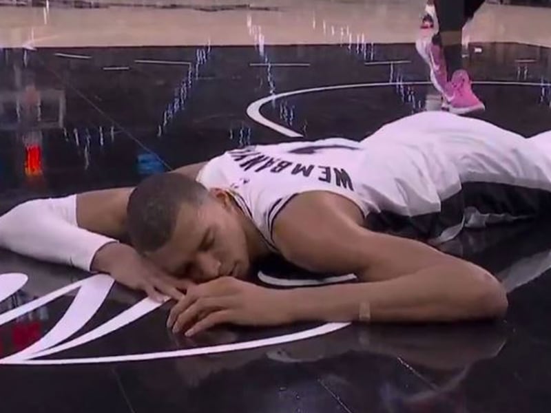 Víctor Wembanyama sufre brutal golpe en la cara en juego de los San Antonio Spurs (VIDEO)