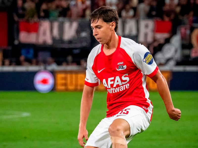 ¡Salió del partido! Mateo Chávez sufre lesión en empate de AZ Alkmaar y Willem II