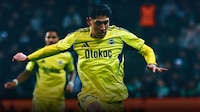 Edson Álvarez reapareció como titular en victoria del Fenerbahçe; fue amonestado y falló una clara