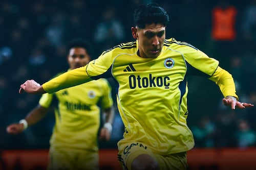 Edson Álvarez reapareció como titular en victoria del Fenerbahçe; fue amonestado y falló una clara