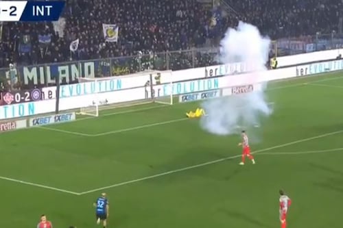 Afición del Inter lanza bomba de estruendo y tumba a Emil Audero, portero del Cremonese (VIDEO)