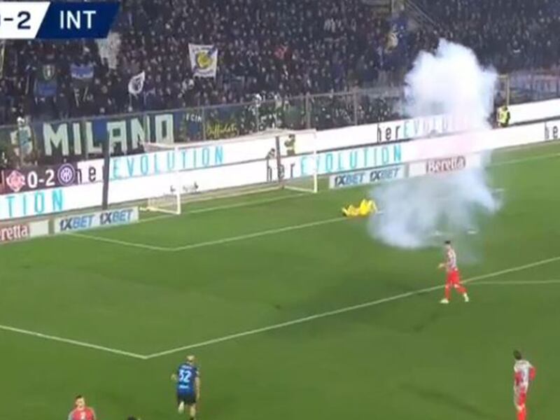 Afición del Inter lanza bomba de estruendo y tumba a Emil Audero, portero del Cremonese (VIDEO)