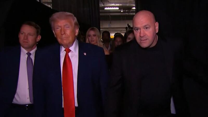 ¿Y la Copa del Mundo? El presidente Donald Trump acude a función de UFC 327 (VIDEO)