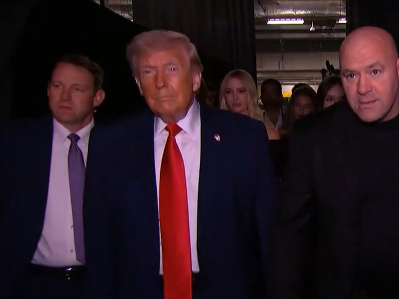 ¿Y la Copa del Mundo? El presidente Donald Trump acude a función de UFC 327 (VIDEO)
