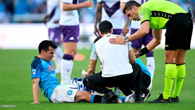 El delantero mexicano corre el riesgo de no volver a vestir la playera del Napoli.
