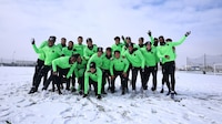 Jugadores del FC Juárez se divierten en el frío: Guerra de bolas de nieve y hacen muñecos (VIDEO)