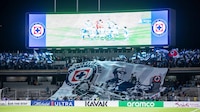 Afición de Cruz Azul sacó MANTA contra América... ¡Y se les ROMPIÓ al desplegarla! (VIDEO)