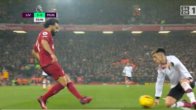 Mohamed Salah despedazó a Lisandro Martínez en el duelo entre Liverpool y Manchester United.