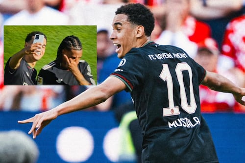 Michael Olise le PINTÓ DEDO a Musiala y no quiso celebrar que Bayern remontó un 3-0 para ganar 3-4