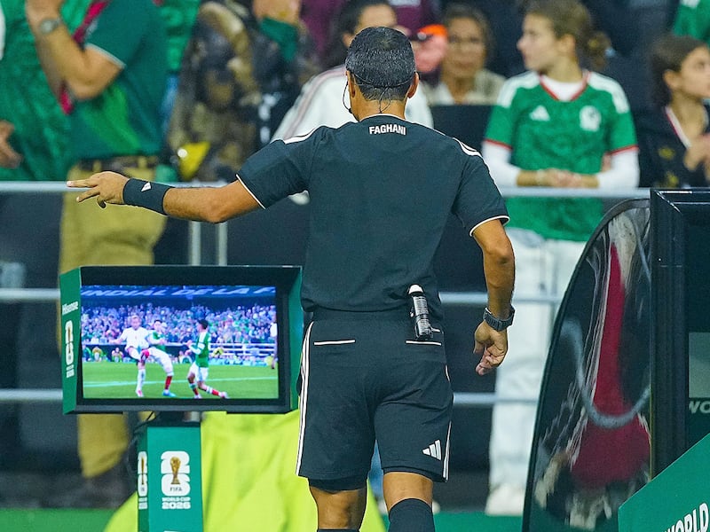 Árbitro del México vs Inglaterra del Mundial: ‘El VAR me hizo ver el penal sobre Brian Gutiérrez’