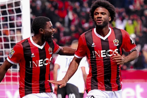 ¡Violencia en Niza! Jugadores son agredidos por sus propios aficionados ante crisis deportiva