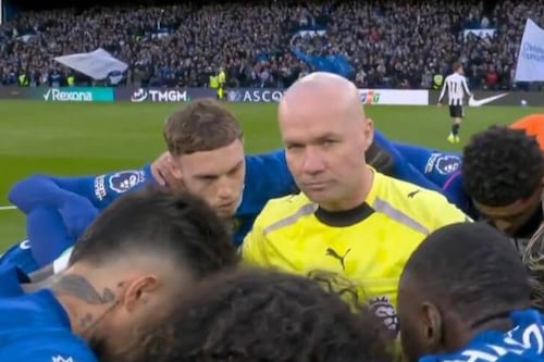 Jugadores del Chelsea RODEARON al árbitro previo al inicio del partido; ¿por qué? (VIDEO)