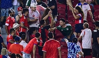 Aficionados mexicanos y chilenos protagonizan PELEA en las gradas del Memorial Coliseum (VIDEO)