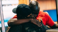 ¡Entre aplausos y abrazos! Jeremy Doku regresó con Bélgica tras el nacimiento se su hijo (VIDEO)