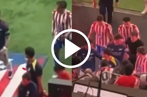 Diego Simeone y su hijo Giuliano empujan a Ben White por pisar el escudo del Atlético (VIDEO)