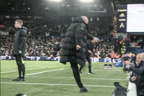 ¡Menos mal ganaron! Pep Guardiola pateó una botella que impactó una persona (VIDEO)
