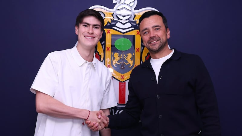 ¡La Hormiga renueva con el equipo de sus amores! Chivas extiende contrato de Armando González