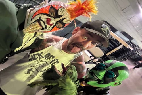 Mr Iguana apareció en SummerSlam 2025 de WWE; hasta CM Punk se tomó foto con él