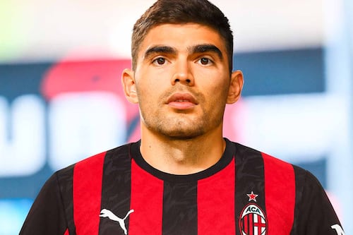 Johan Vásquez es seguido por el AC Milan, revelan en Italia; jugaría con Santiago Gimenez