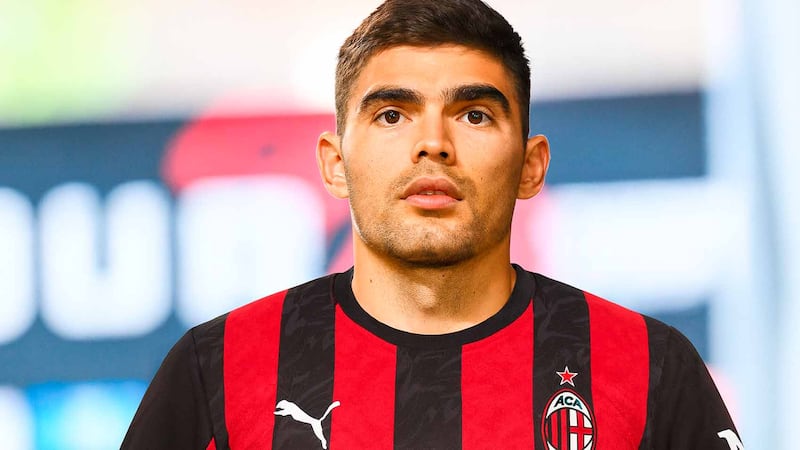 Johan Vásquez es seguido por el AC Milan, revelan en Italia; jugaría con Santiago Gimenez