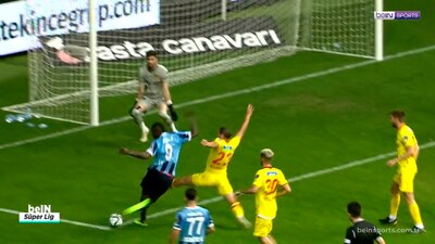 El italiano se mandó un golazo de rabona.