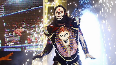 El estado de salud de La Parka tras sufrir espeluznante caída en el ring