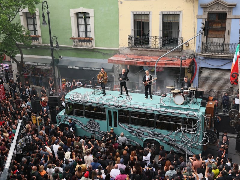 U2 aparece en Ciudad de México grabando VIDEO musical de ‘Street of Dreams’ sobre autobús