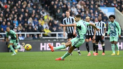 Mitrovic se resbaló al momento del cobro e hizo dos toques involuntarios al tirar el penal.