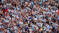 Aficionados de Argentina escupen y pisan bandera de Inglaterra en festejos por pase a la Final (VIDEO)