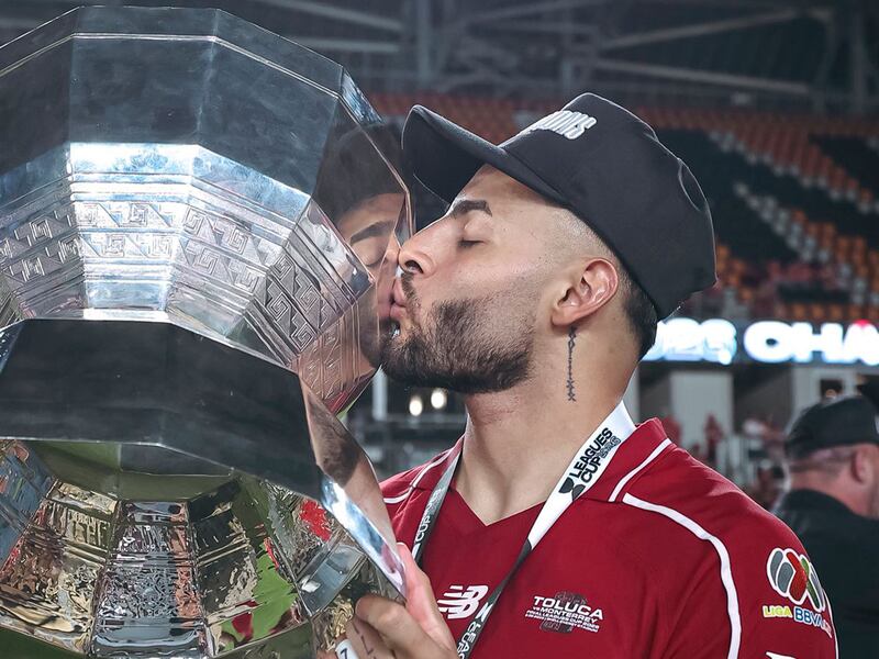 Alexis Vega festeja la Leagues Cup del Toluca fumando hookah y llenando el trofeo con hielos y bebidas (VIDEO)