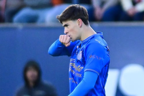 ¡Locura de partido! Hormiga González dio victoria a Chivas ante San Luis en juego de CINCO GOLES